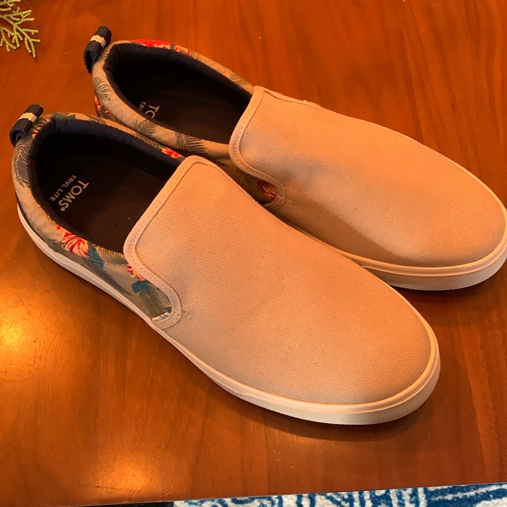 Men's Toms Tan Canvas with Tropical Print Size 9 NWT